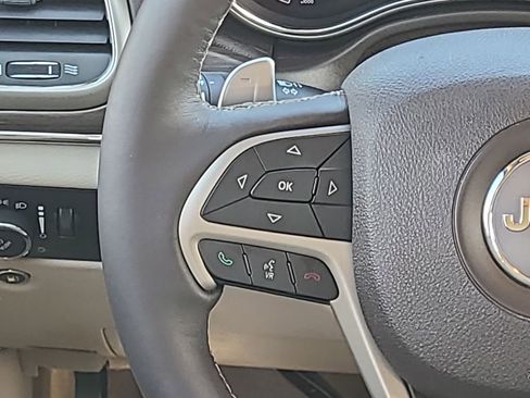 Used 2017 Jeep Grand Cherokee Overland image 25