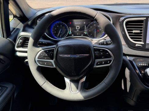 Used 2026 Chrysler Pacifica Select FWD image 13