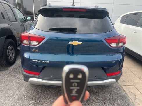 Used 2021 Chevrolet TrailBlazer LT w/ Sun and Liftgate Package FWD image 4