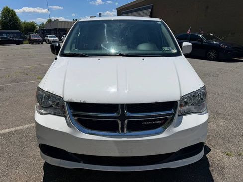 Used 2016 Dodge Grand Caravan SXT FWD image 2