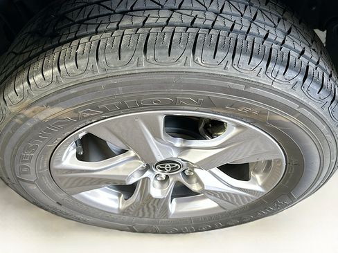 Used 2025 Toyota RAV4 XLE FWD image 11