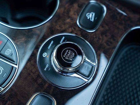 Certified 2025 Bentley Bentayga image 38