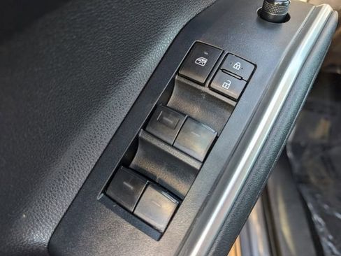 Used 2024 Toyota Highlander LE image 17