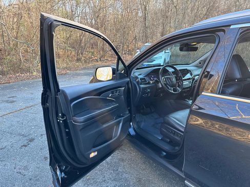 Used 2021 Honda Pilot Touring image 12