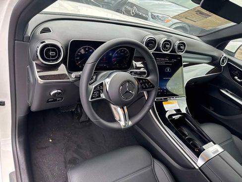 Used 2025 Mercedes-Benz GLC 300 4MATIC image 8