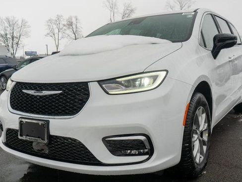 New 2026 Chrysler Pacifica Select image 2