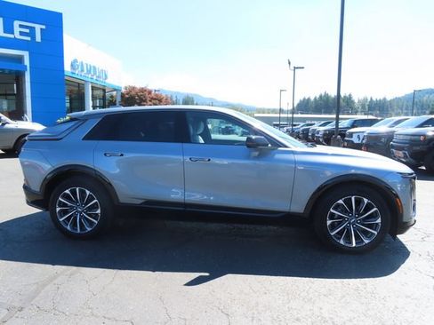 Used 2024 Cadillac Lyriq Sport AWD/4WD image 9