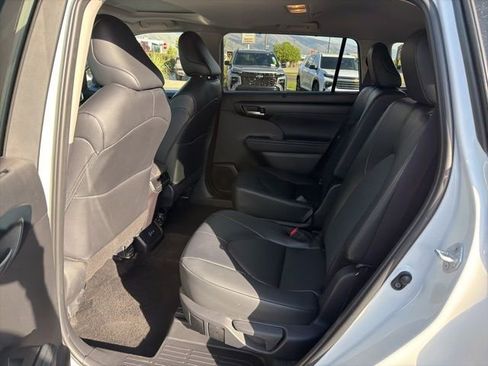 Used 2025 Toyota Highlander XLE AWD/4WD image 14
