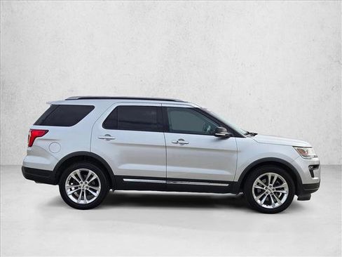 Used 2018 Ford Explorer XLT w/ Equipment Group 202A image 4