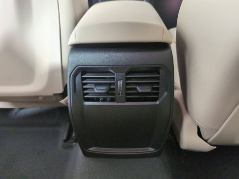 Used 2025 BMW 230i Coupe w/ Convenience Package image 29