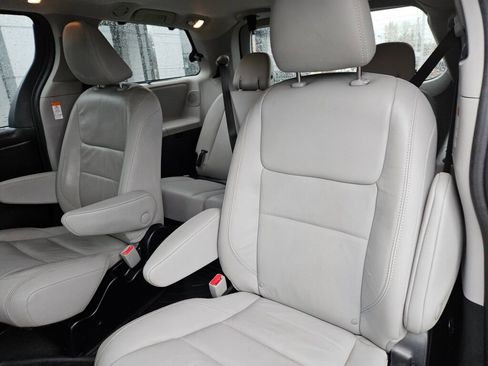 Used 2018 Toyota Sienna Limited image 17