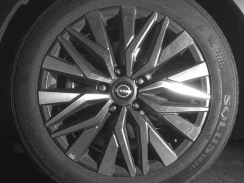 Used 2025 Nissan Altima 2.5 SV FWD image 12