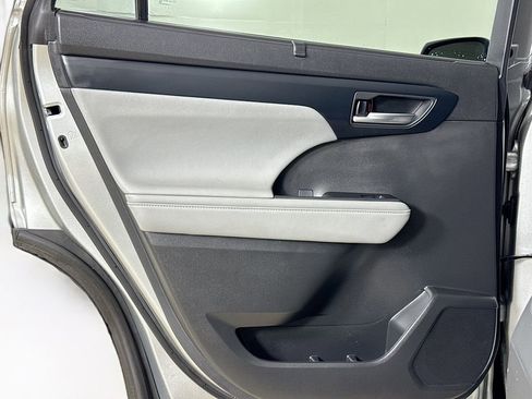 Certified 2023 Toyota Highlander XLE image 18