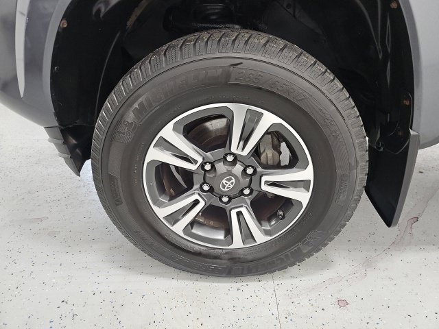 Used 2017 Toyota Tacoma TRD Sport w/ Tow Package (A/T) AWD/4WD image 13