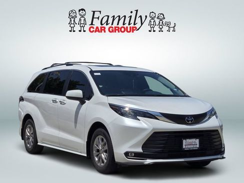 Used 2026 Toyota Sienna XLE FWD image 2