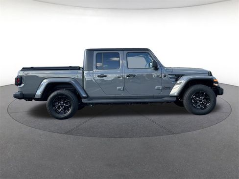 Used 2022 Jeep Gladiator Sport image 6