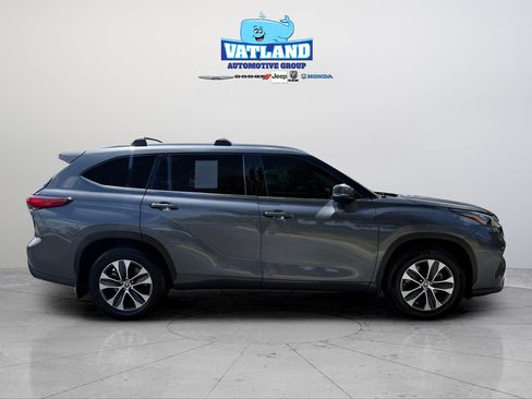 Used 2020 Toyota Highlander XLE FWD image 6