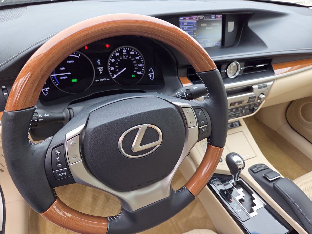 Used 2013 Lexus ES 300h w/ Luxury Pkg FWD image 34