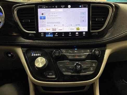 Used 2022 Chrysler Pacifica Limited AWD/4WD image 10