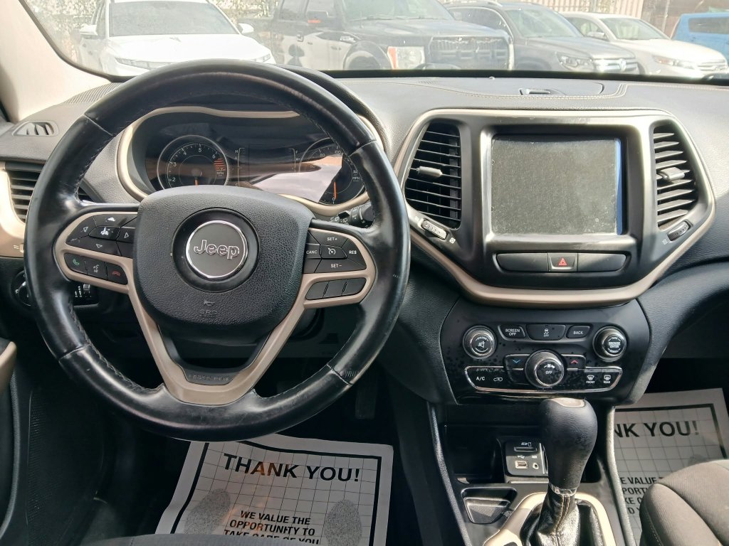 Used 2017 Jeep Cherokee Latitude FWD image 12
