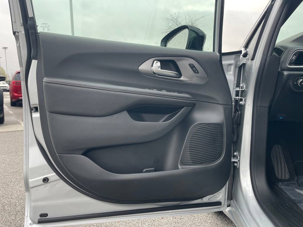 New 2026 Chrysler Pacifica Select FWD image 10
