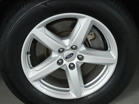 Used 2018 Ford Explorer XLT w/ Equipment Group 202A FWD image 10
