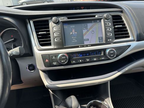 Used 2018 Toyota Highlander XLE FWD image 17