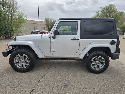 Used 2012 Jeep Wrangler Sahara w/ Connectivity Group AWD/4WD image 9