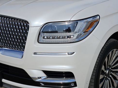 Used 2019 Lincoln Navigator Reserve image 11