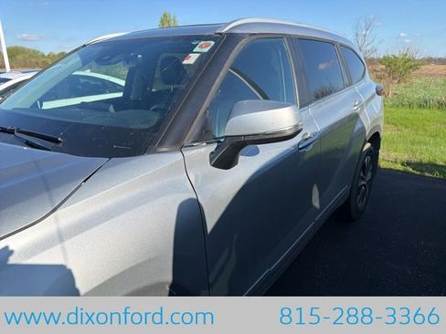 Used 2023 Toyota Highlander XLE image 2
