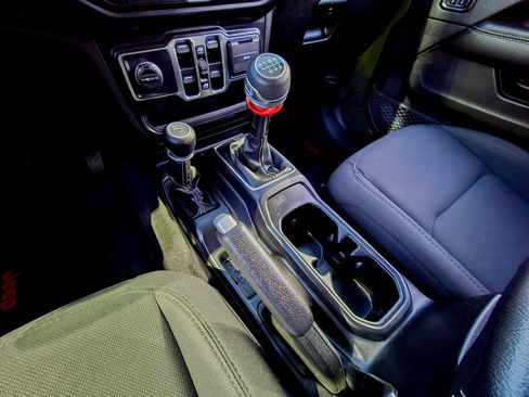 Used 2021 Jeep Gladiator Overland w/ Cold Weather Group image 14