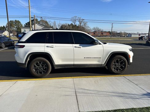 Used 2024 Jeep Grand Cherokee Altitude image 4