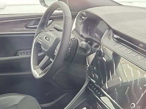 New 2026 Jeep Grand Cherokee Altitude image 8