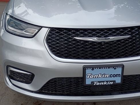 Used 2023 Chrysler Pacifica Pinnacle FWD image 11