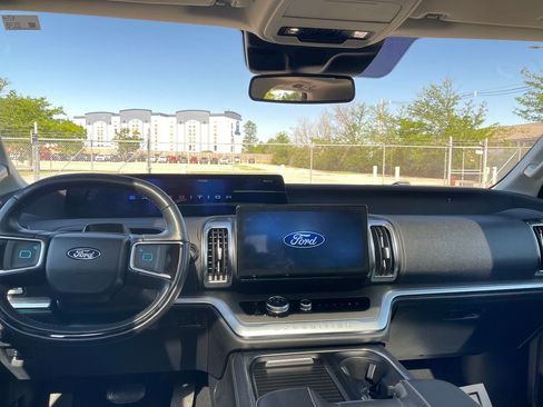 Used 2025 Ford Expedition Max Platinum AWD/4WD image 13