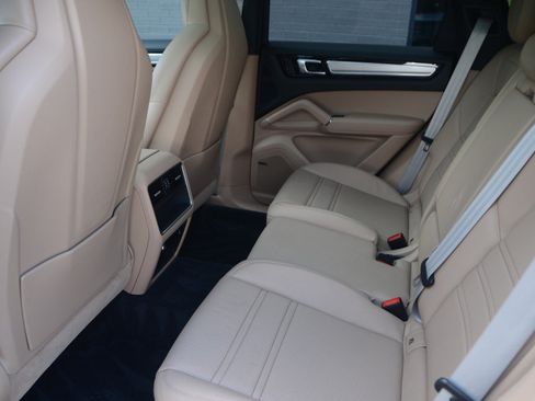 Used 2023 Porsche Cayenne Platinum Edition AWD/4WD image 15