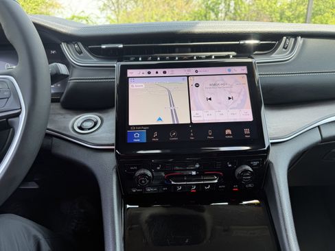 Used 2023 Jeep Grand Cherokee Limited w/ Black Appearance Package AWD/4WD image 19