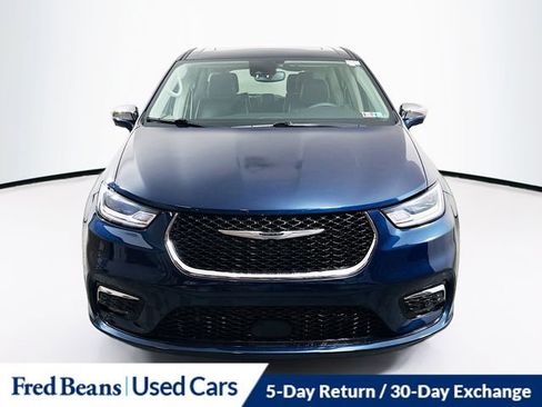 Certified 2022 Chrysler Pacifica Limited w/ Uconnect Theater Family Group image 2