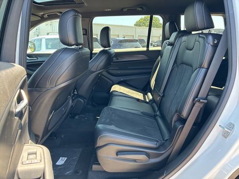 Used 2025 Jeep Grand Cherokee L Laredo image 21