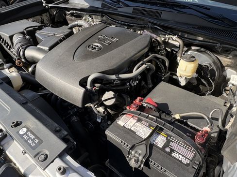 Used 2017 Toyota Tacoma TRD Sport w/ Tow Package (A/T) image 26