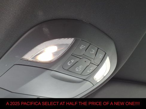 Used 2025 Chrysler Pacifica Select FWD image 23