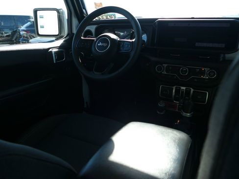 Used 2024 Jeep Wrangler Unlimited image 24