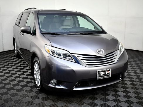 Used 2015 Toyota Sienna XLE image 4