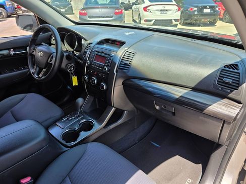 Used 2013 Kia Sorento LX w/ Third Row Pkg image 16