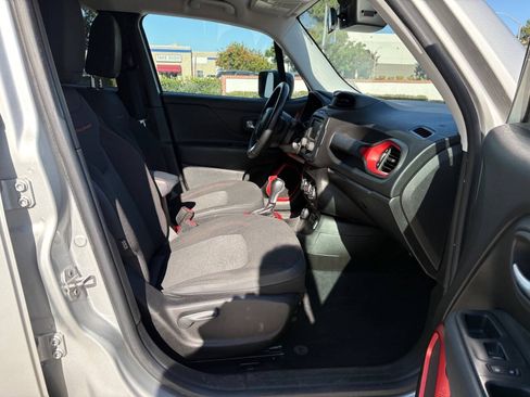 Used 2017 Jeep Renegade Trailhawk AWD/4WD image 17