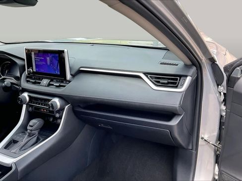 Used 2025 Toyota RAV4 XLE FWD image 35