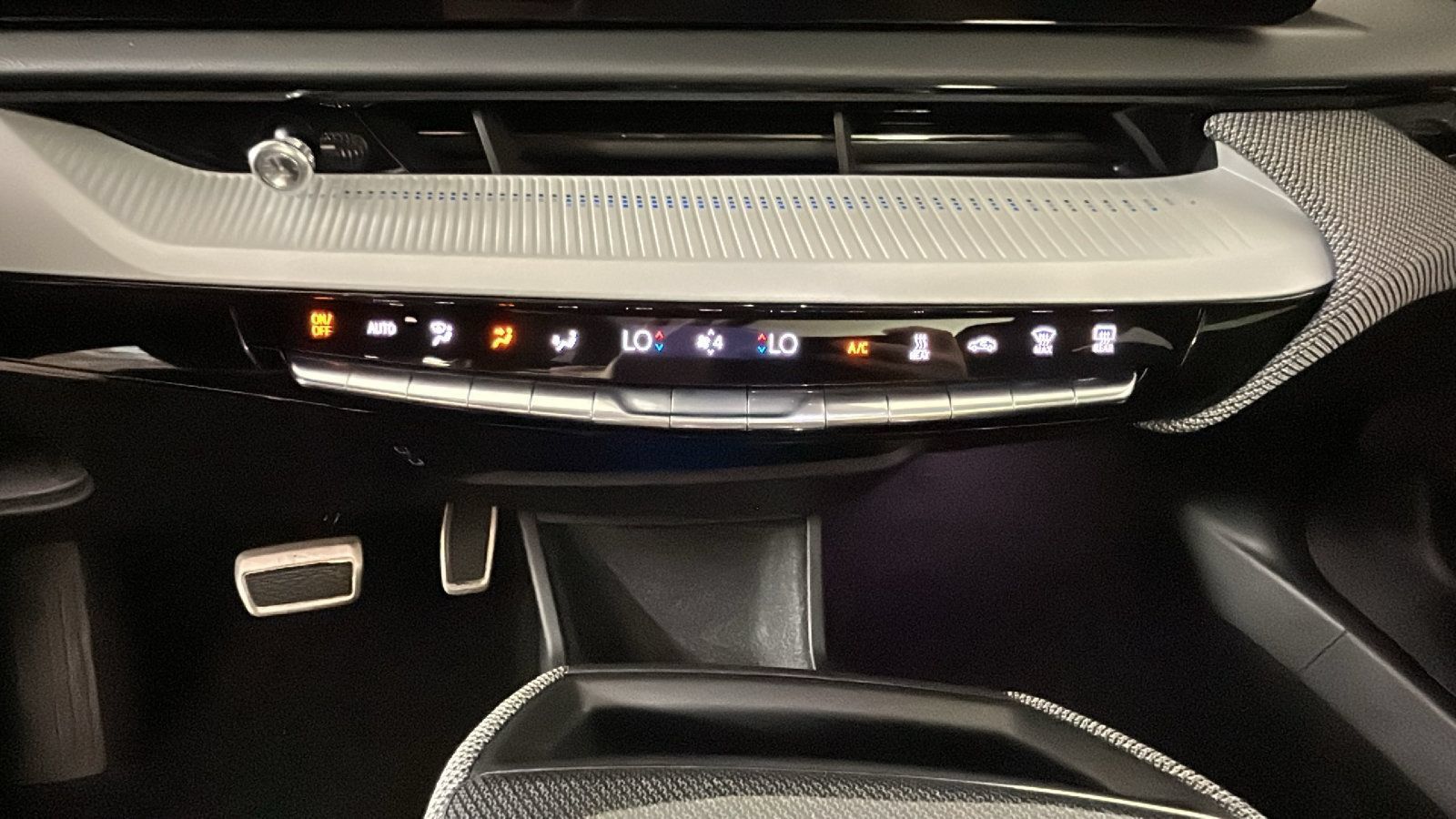 Used 2025 Cadillac Optiq Luxury 2 w/ LPO, Floor Liner Package AWD/4WD image 27