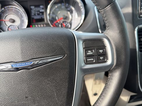 Used 2013 Chrysler Town & Country Touring image 28