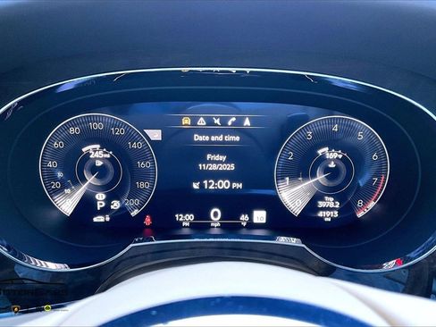 Used 2021 Bentley Bentayga image 17