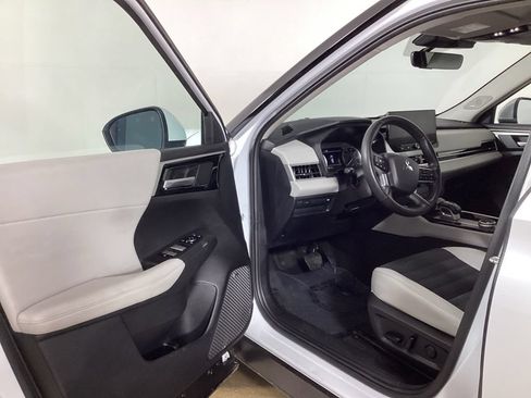 Used 2025 Mitsubishi Outlander SE FWD image 9